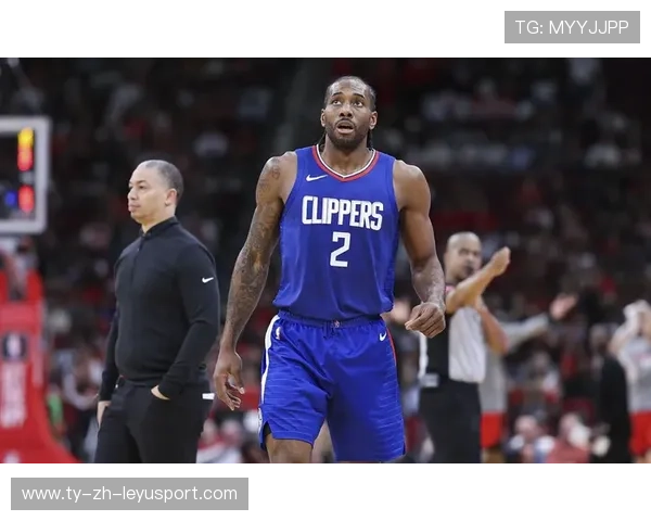 伦纳德后仰三分穿网，快船在主场取胜